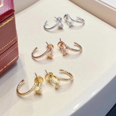 Diamante natural de 0,51 quilates Los aretes de uñas de oro sólido de 18 quilates Los aretes de oro sólido VS GH